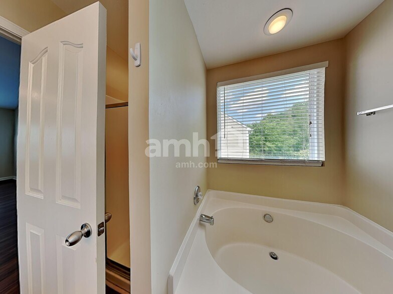 Building Photo - 3006 Chimney Wood Trl