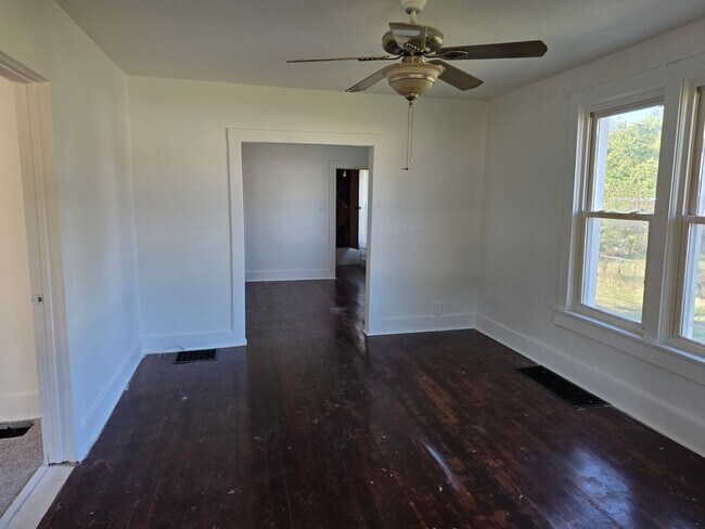 Building Photo - 2 Bedroom 1 Bathroom 1000.00