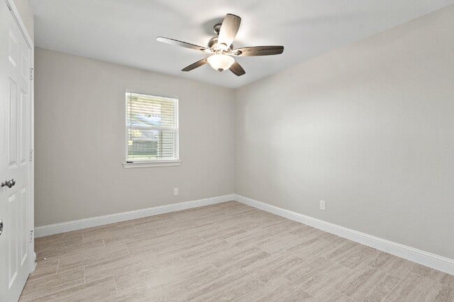 Building Photo - Fully Remodeled Country Home on Half an Ac...