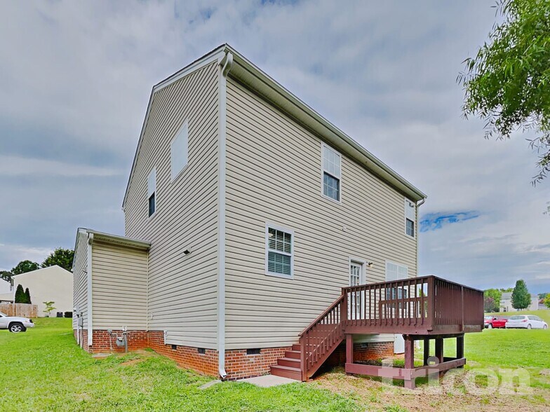 Building Photo - 6103 Glen Way Dr