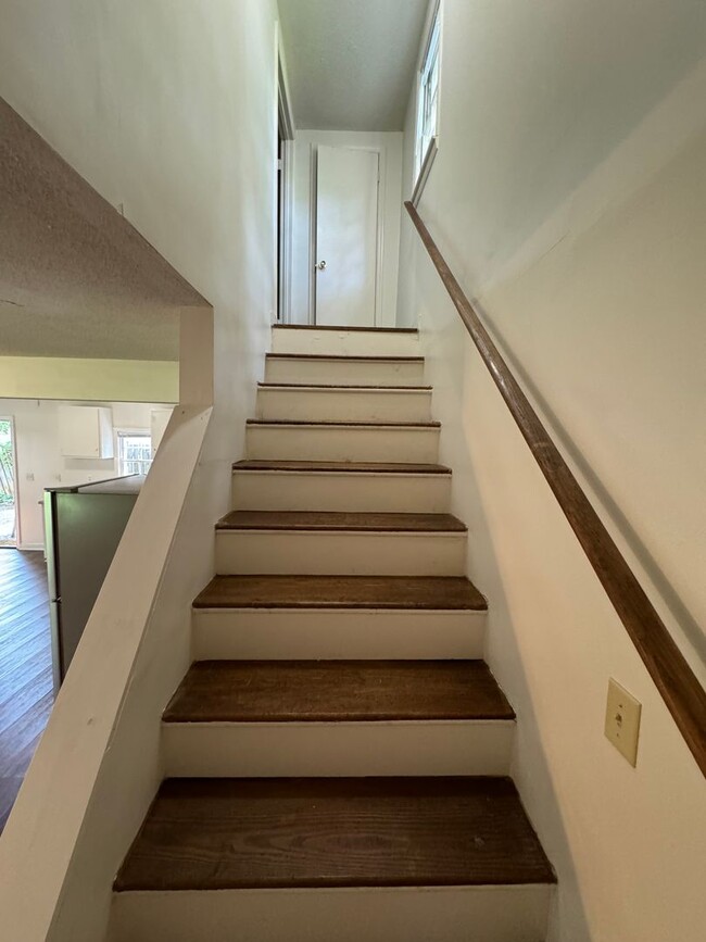 Building Photo - 1/1 Garage Apartment in Old Summerville Pa...