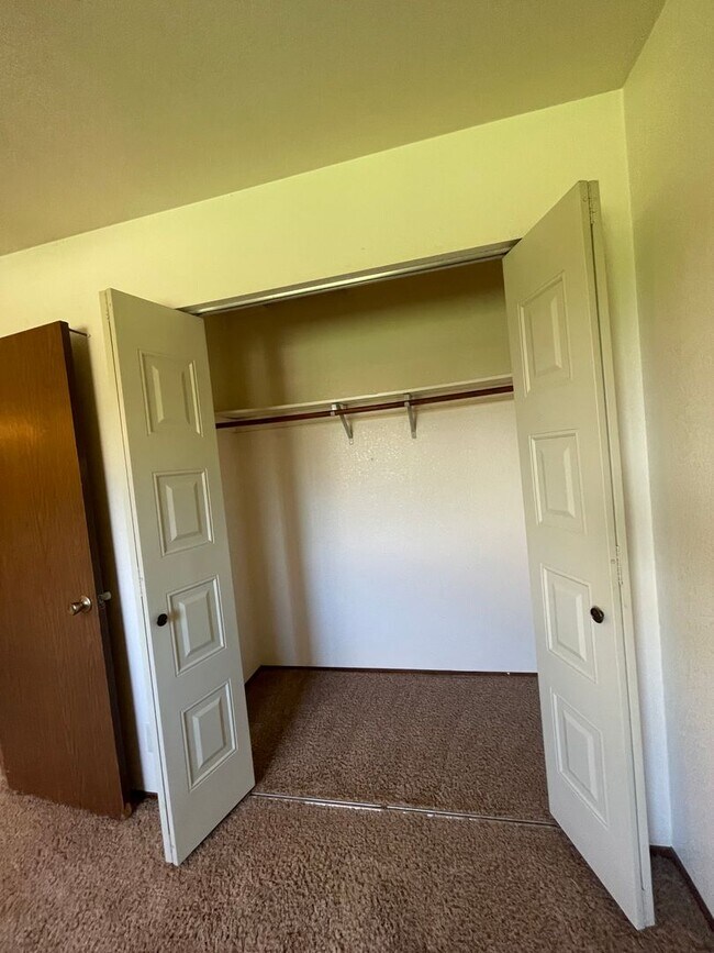 Building Photo - East Redding home with huge yard