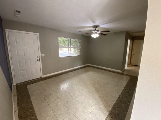 Building Photo - ***PETS ALLOWED*** 4-Bedroom home in Saint...