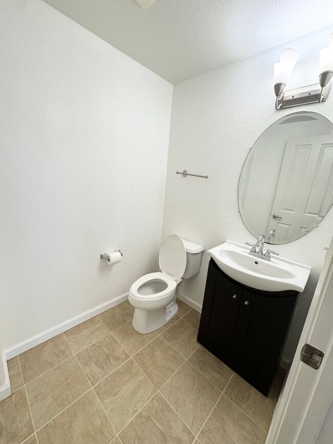 Building Photo - Rarely available 3/2.5 townhome in Kapolei!