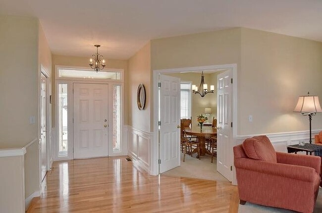 Building Photo - 5063 S Hillcrest Ln