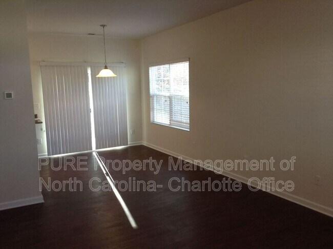 Building Photo - 613 Oak Forest Lane