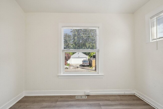 Building Photo - Charming 2 bed 1 bath Bungalow