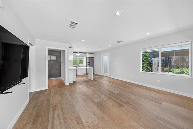 Building Photo - 1028 NE 35th St