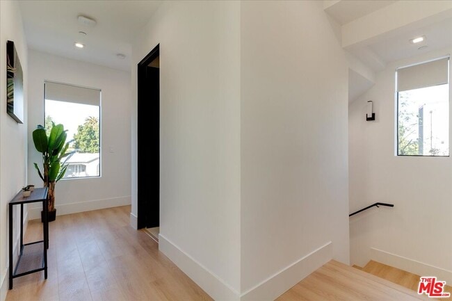 Building Photo - 2034 S Curson Ave