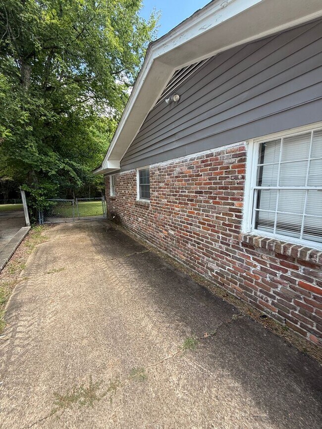 Building Photo - 1805 Gillespie Dr