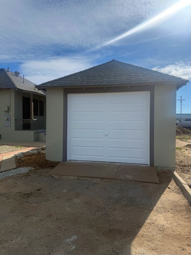 Building Photo - Cozy 2 bedroom 1 bathroom home!