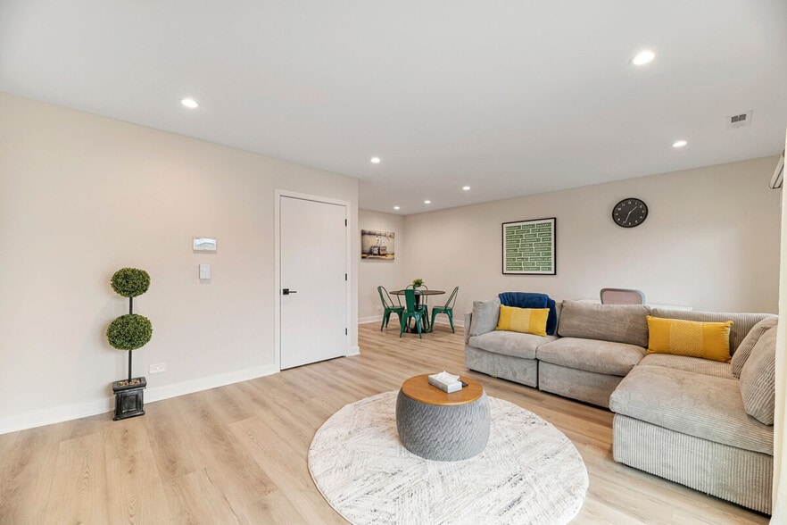 Building Photo - 7200 N Western Ave