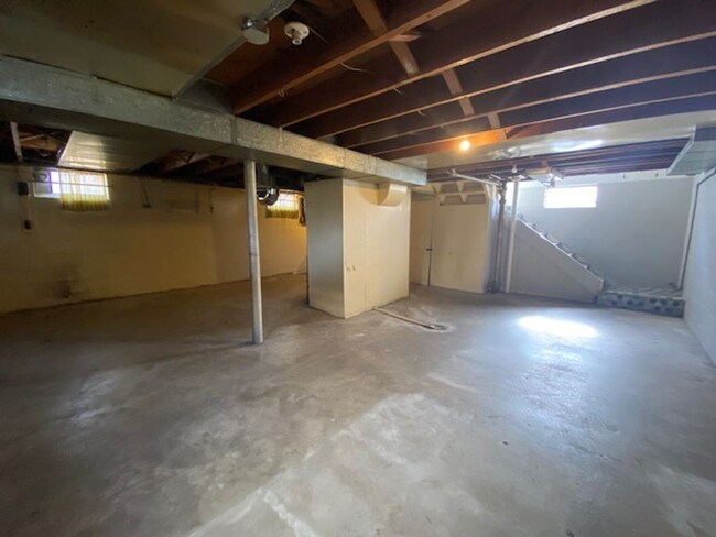 Building Photo - 2 Bedroom 1 Bathroom Home Available in Spr...