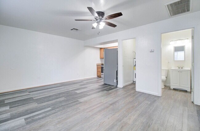 Building Photo - 1501 E Roosevelt St