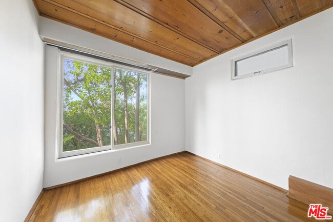 Building Photo - 1807 1/2 Edgecliffe Dr