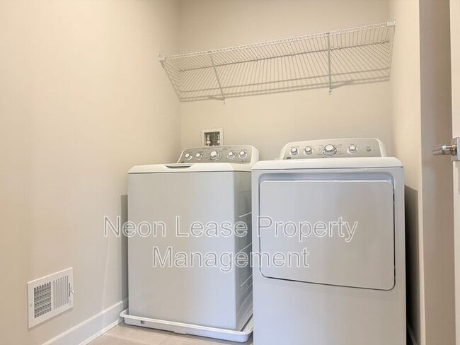 Building Photo - 7287 Clubhouse Dr