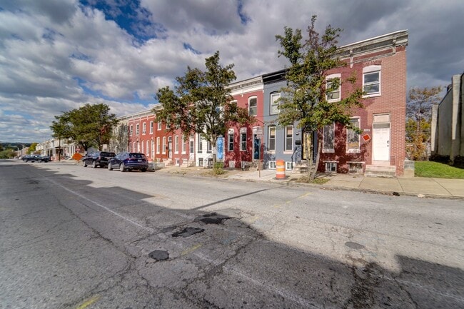 Building Photo - Beautifully Updated Townhome in Prime Loca...