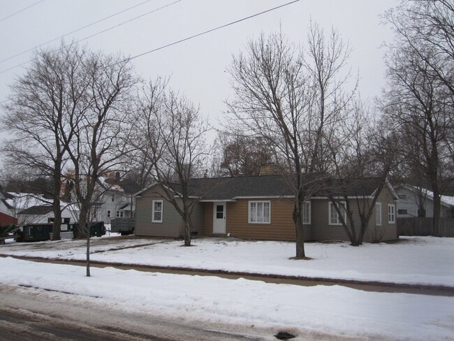 Building Photo - 3 Bedroom, 1 Bathroom Home in Third Ward with Large Yard, Garage, & Central Air