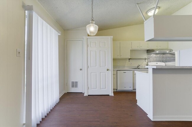 Building Photo - 612 W 51st St