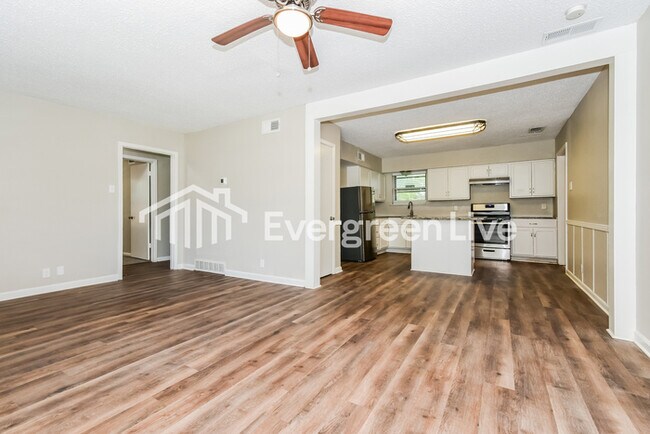 Building Photo - 3504 Hilton Dr