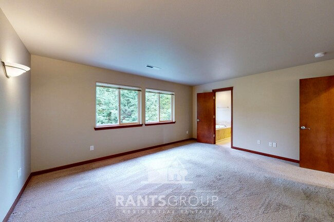 Building Photo - Easy JBLM Commute! Beautiful 4 bedroom hom...