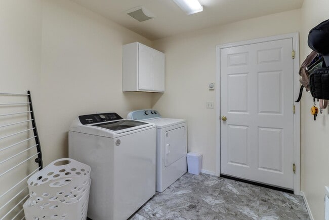 Building Photo - 9048 Pepperidge Ln SE