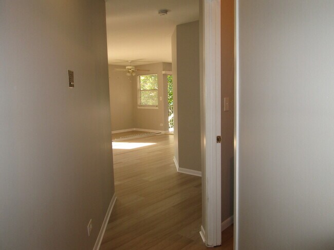 Building Photo - 557 E Shag Bark Ln