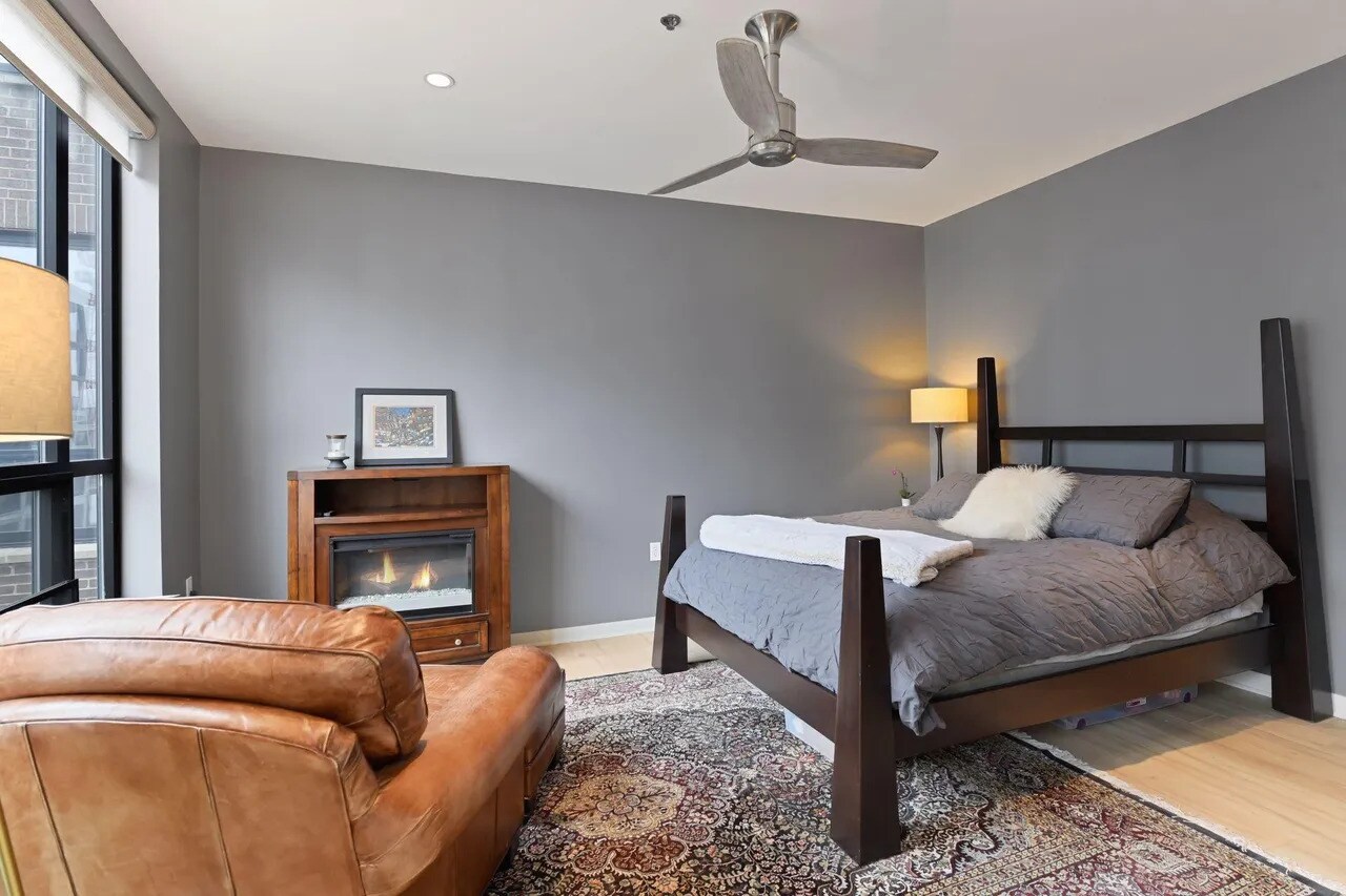 Building Photo - 3116 W Lake St