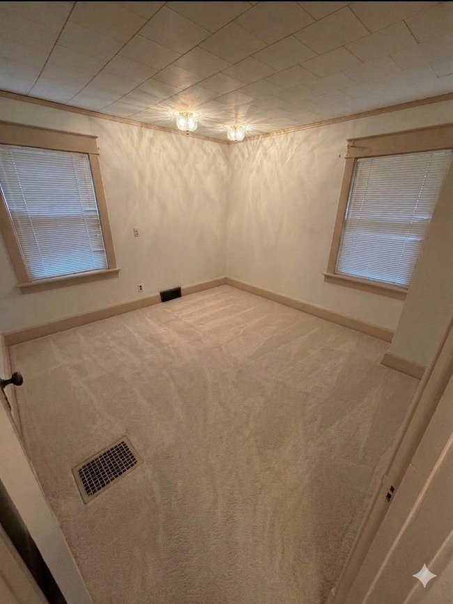 Building Photo - Spacious 4-Bedroom Home – Great Value in Des Moines!