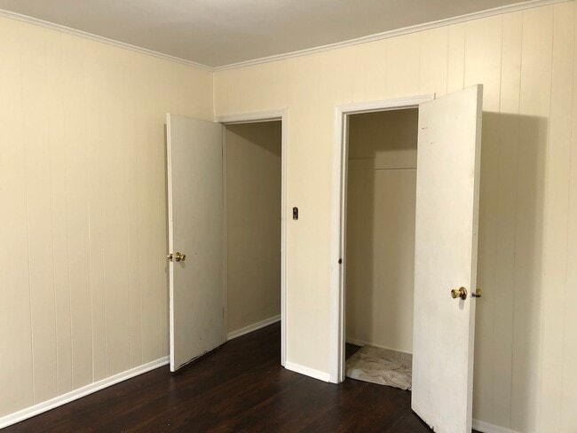 Building Photo - Great Home! New Kitchen with Granite Counters! Large Living Room!