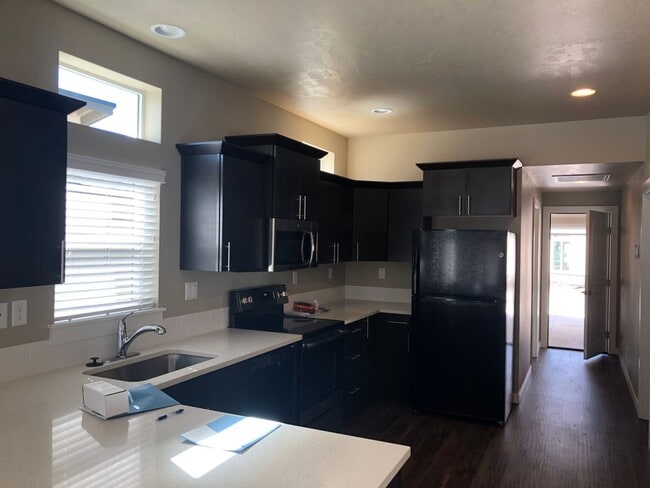 Building Photo - 2 Bedroom in NE Bend