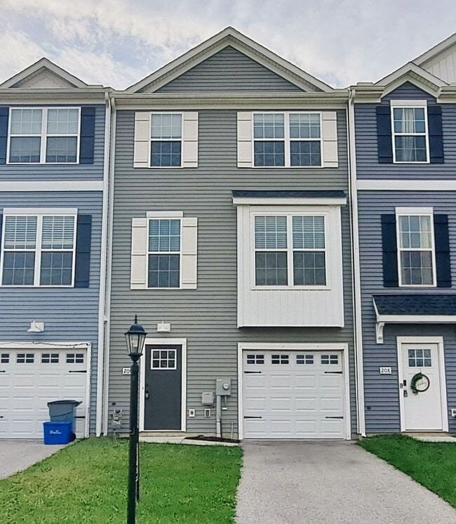 Building Photo - 3 Bed / 2-1/2 Bath Single Family Townhome ...