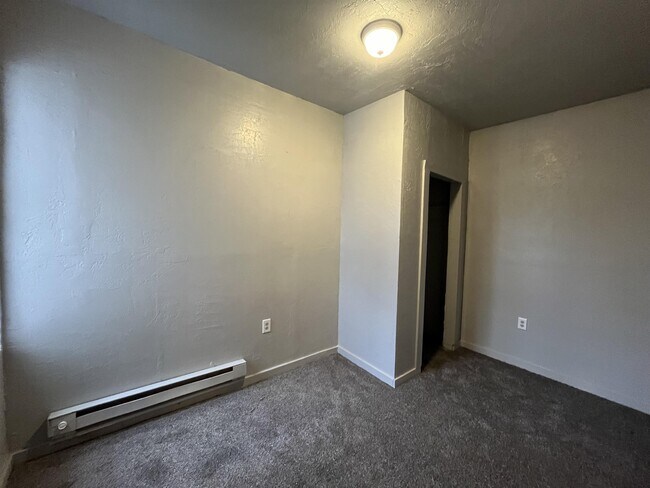 Building Photo - 615 W Locust St