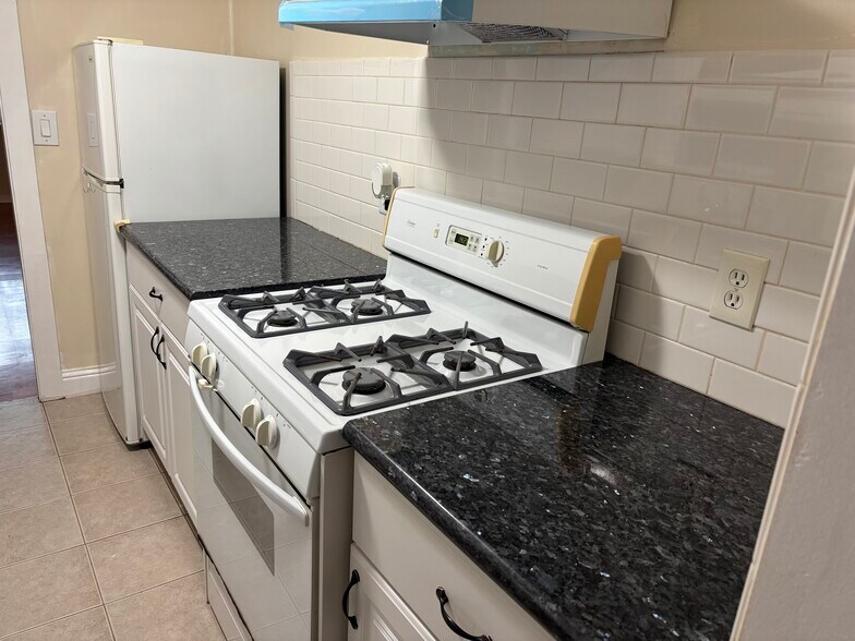 Kitchen - 1534 Benton St