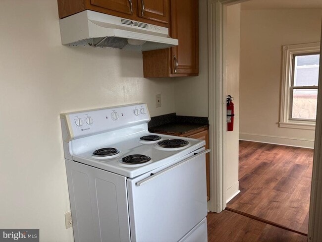 Building Photo - 330 E Chestnut St