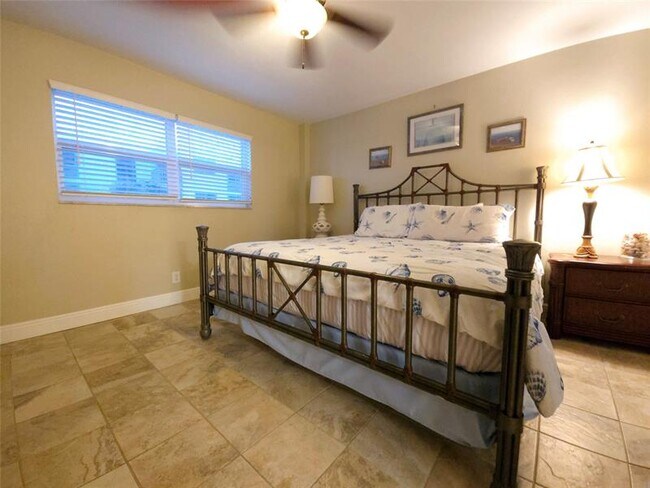 Building Photo - 1161 Hillsboro Mile