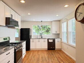 Building Photo - Newly Renovated 3-Bedroom, 1-Bathroom End-Row Townhome with Bonus Room & Backyard!