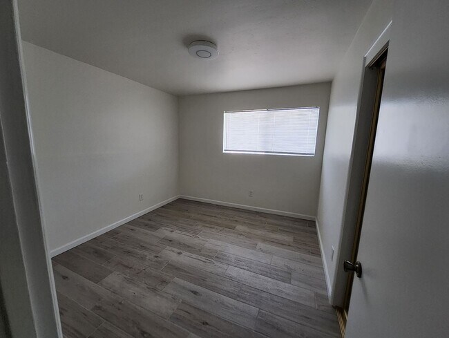 Building Photo - 2801 El Berrendo Ave., Bakersfield, CA 93304