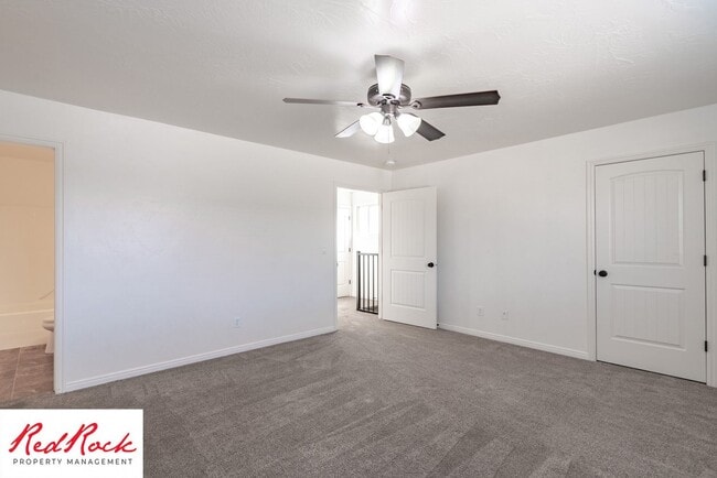 Building Photo - End Unit, DOG-FRIENDLY 3 Bedroom Townhome ...