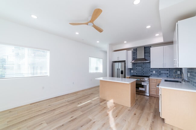 Building Photo - 4369 Rosewood Ave