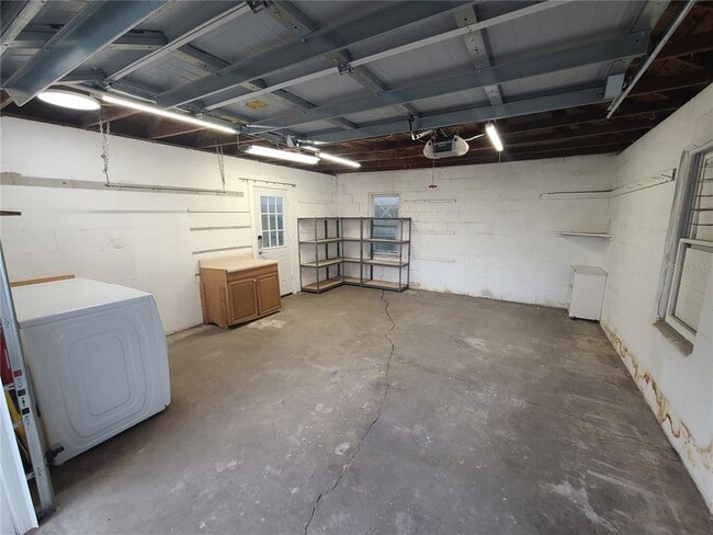 Building Photo - 107 W Minnehaha St