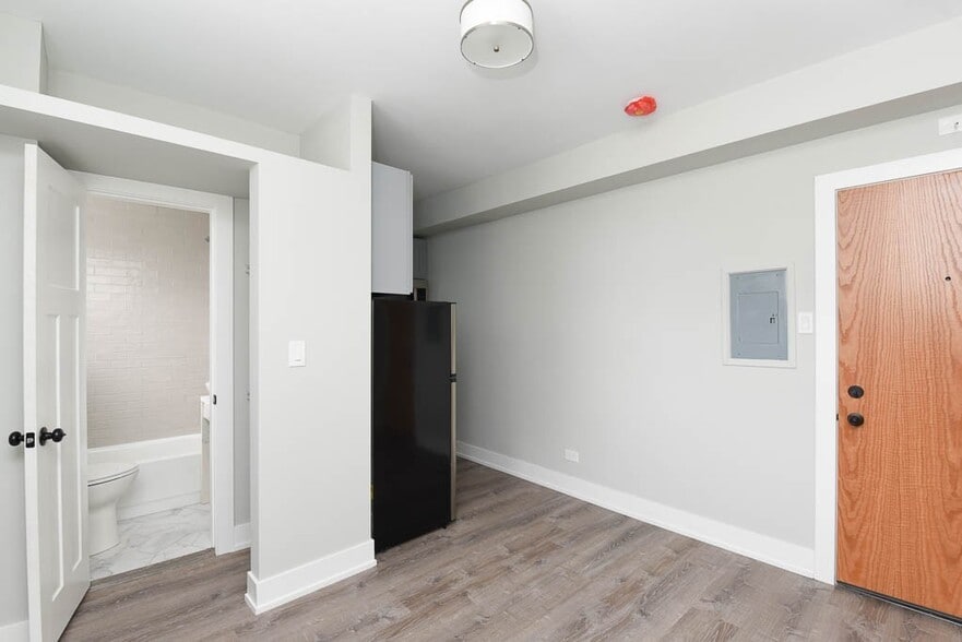 Building Photo - 508 W Belmont Ave