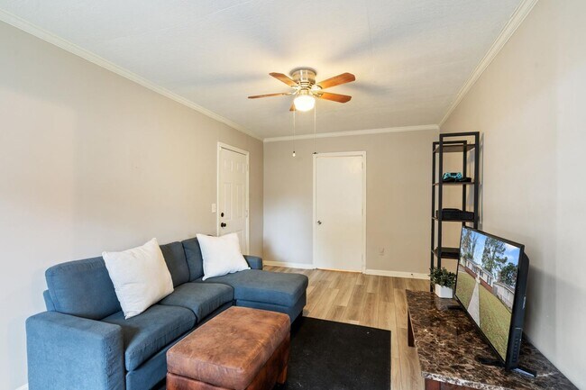 Building Photo - 325 Manor Dr