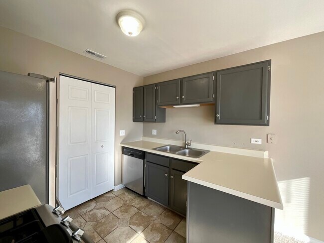 Building Photo - 290 Crestview Dr