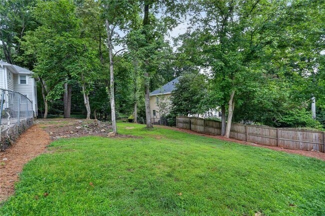 Building Photo - 1220 Roxboro Dr NE