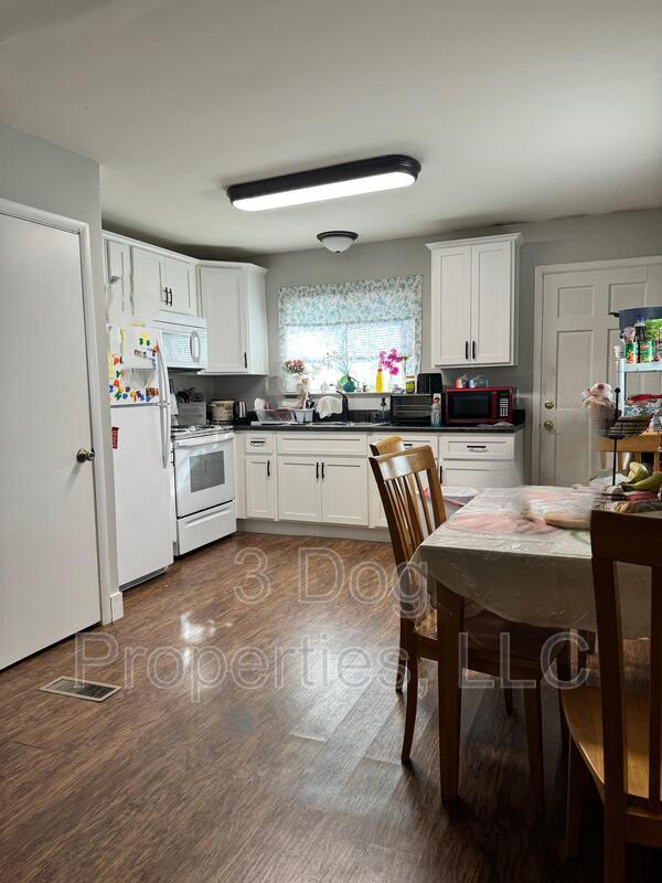 Building Photo - 524 S Holly St