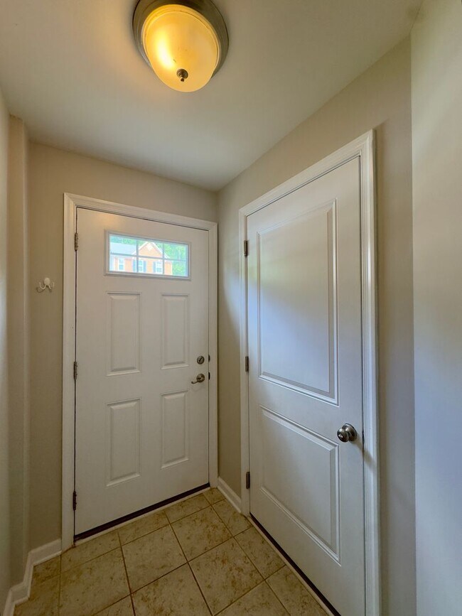 Building Photo - 1302 Dickinson Ct