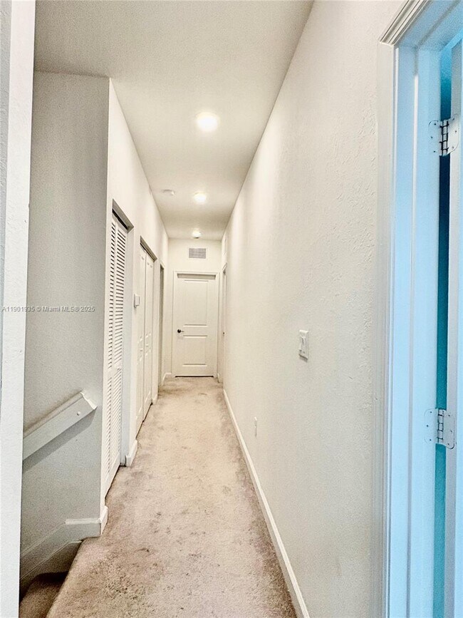 Building Photo - 1020 SE 26th Ter