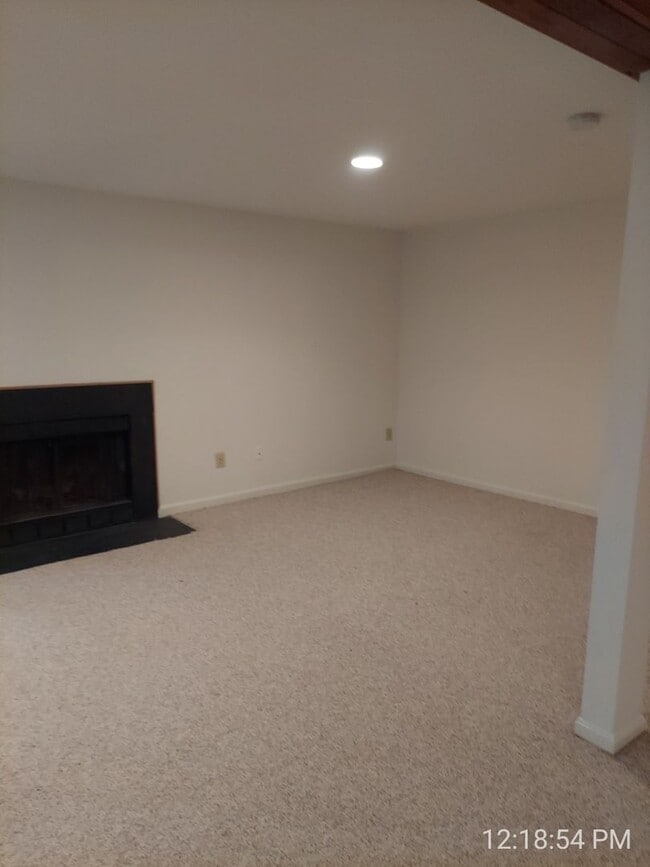 Building Photo - Spacious And Sun-Filled 3 Bedroom 2.5 Bath...