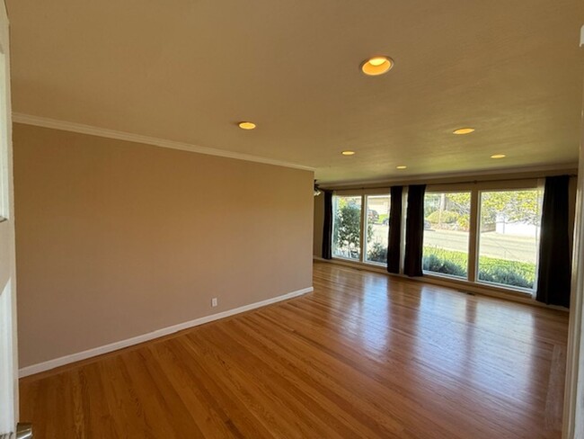 Building Photo - RENTED - 3 Bedroom Ranch Style Home in El ...